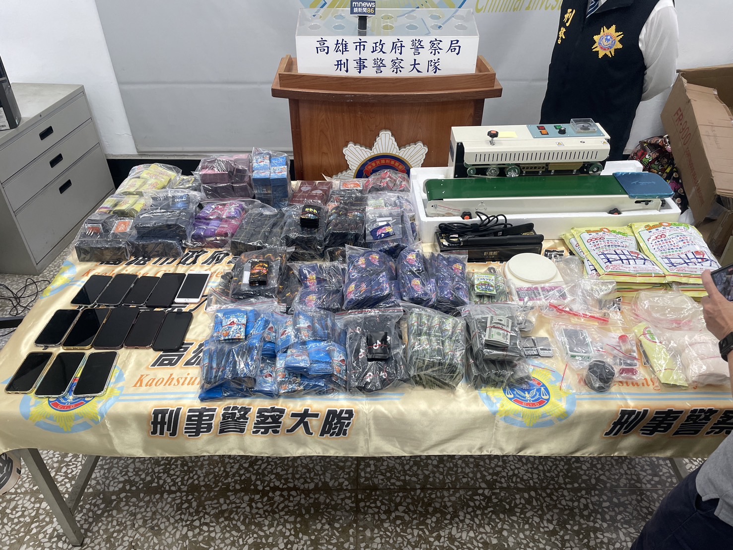 自動化封口機產製毒咖啡包 警溯源破獲移動式製毒工廠。〈圖/記者蔡宗武翻攝〉