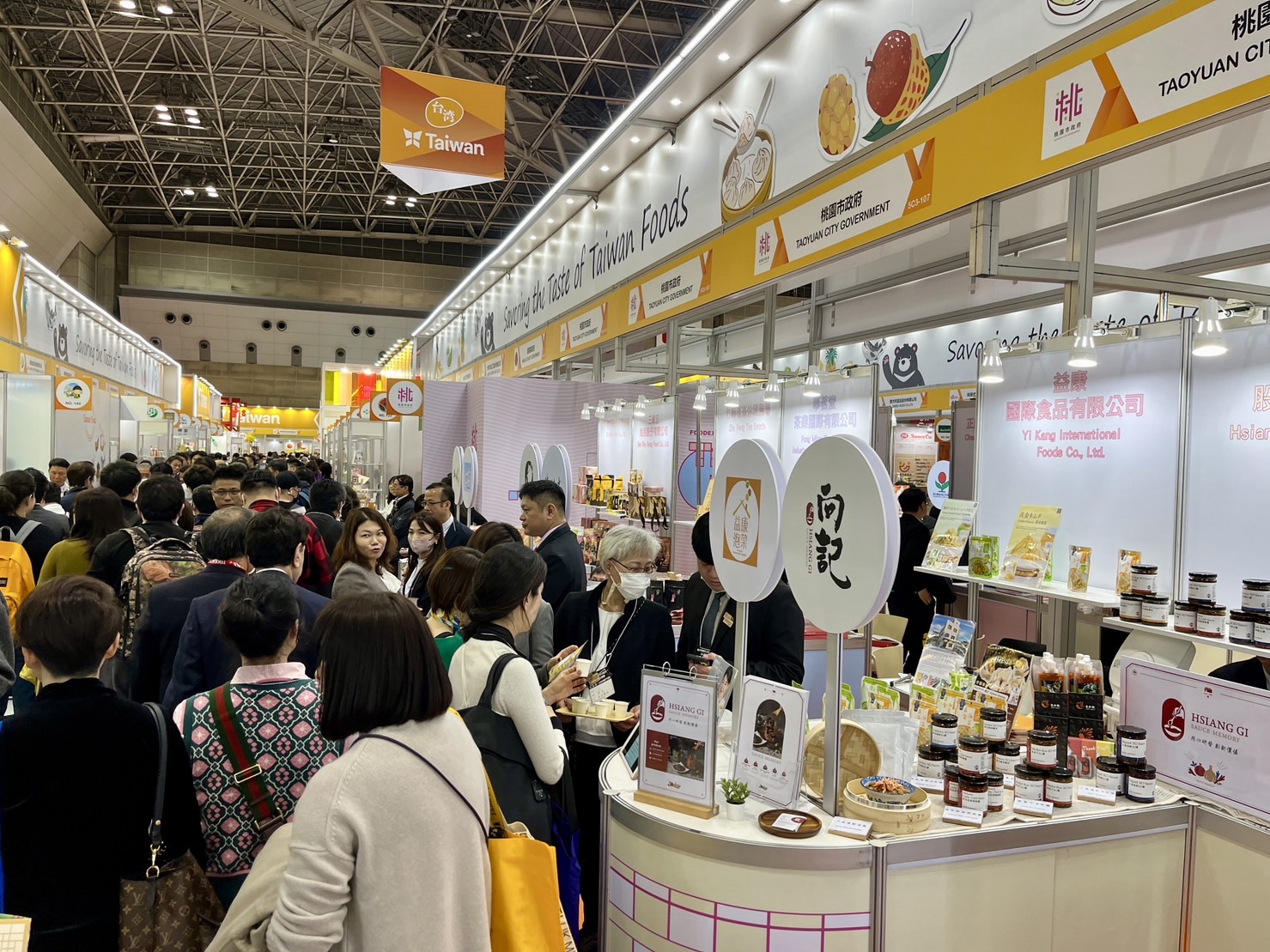 桃園館開展現場買家人潮絡繹不絕,首日即吸引多國買家前來洽談,後續效益值得期待。(圖/ 桃園市政府提供)
