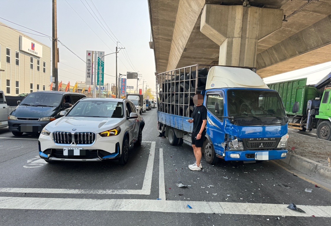 貨車煞車不及追撞前方試駕車 所幸無人受傷 警現場交管疏導