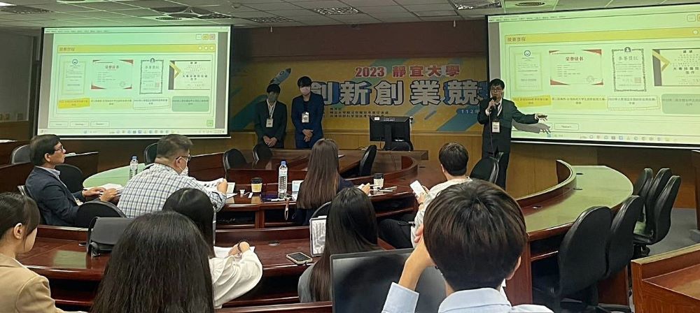 《圖說》GaiaBit毛焦點團隊於決賽中,向評審簡報如何透過科技解決浪浪問題。〈龍華科大提供〉