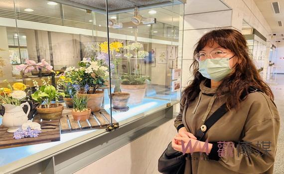 一片片黏土捏塑出比真花還鮮豔的花藝 文創青年盧芷芸巧手綻放栩栩花姿