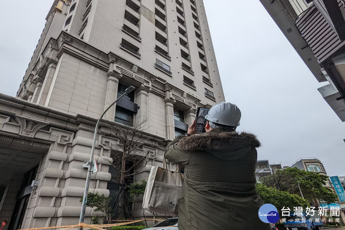 桃園區某大樓磁磚脫落砸毀車輛,桃市建管處人員赴現場了解狀況。