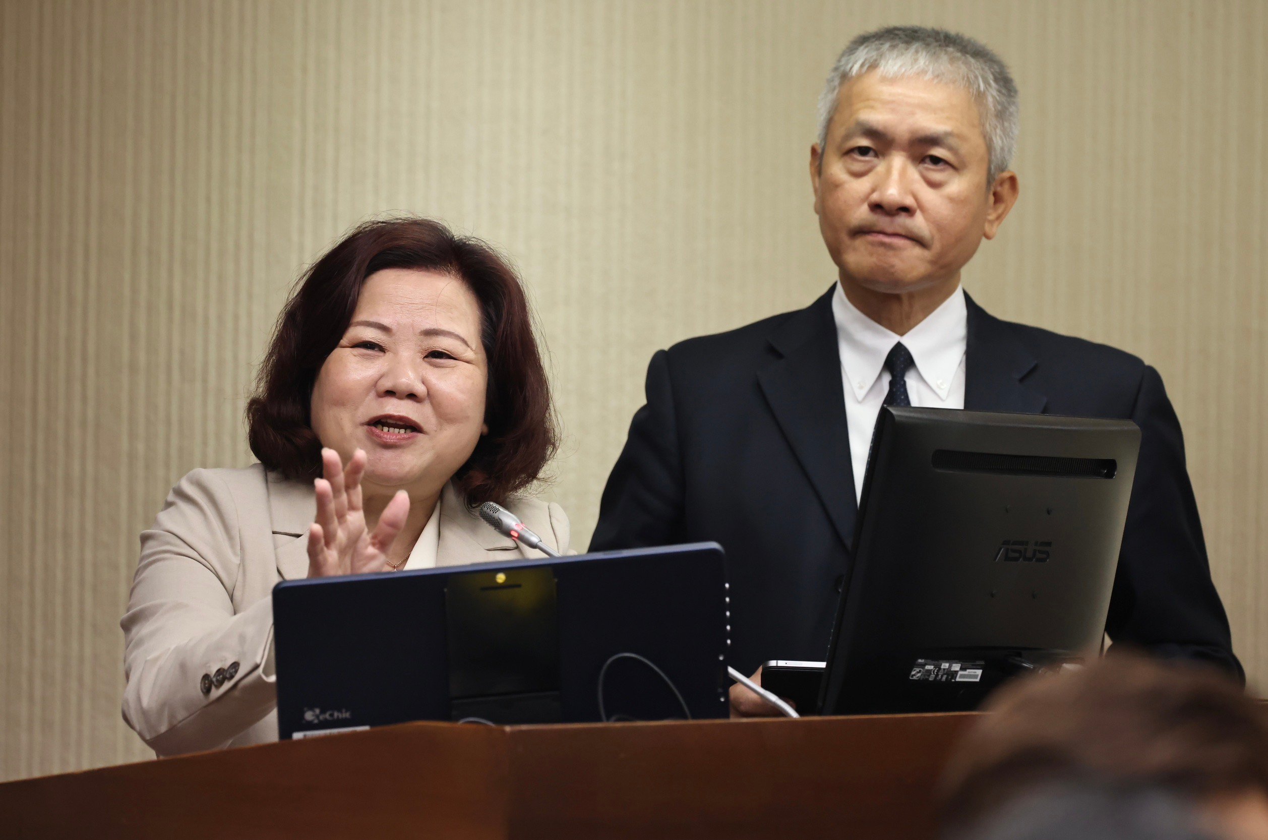 勞動部長許銘春(左)立院備詢。林啟弘攝