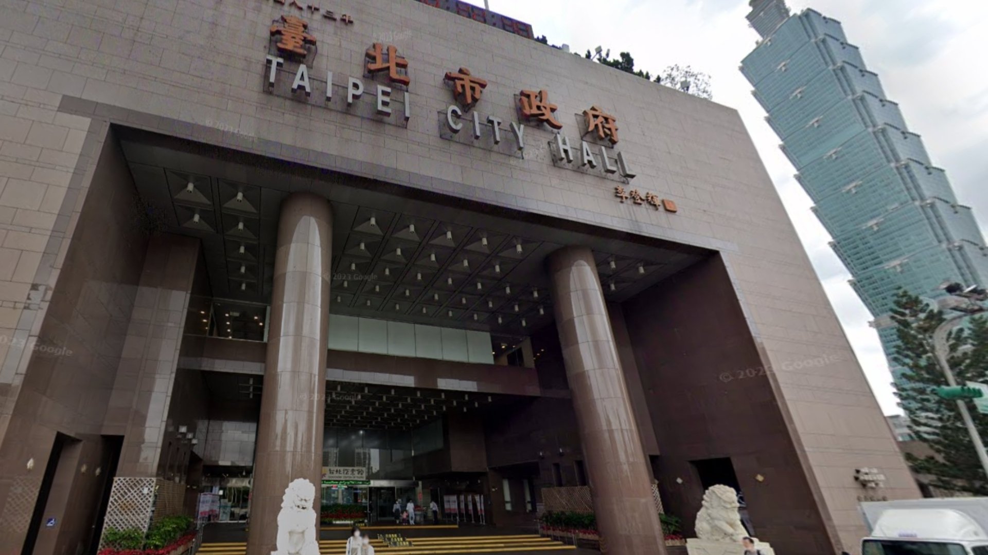 北市府驚傳社會局女科員「門口交易毒品」遭逮。翻攝google map