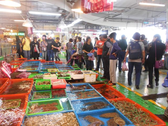 新北市石門富基漁港內整潔明亮的富基魚市+(3).jpg