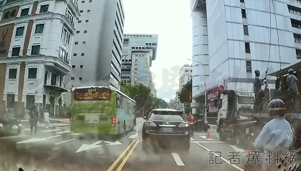 台北公車,逆向超車