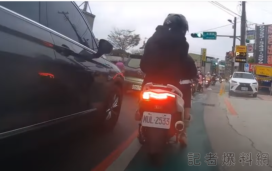 人行道 機車 丟垃圾