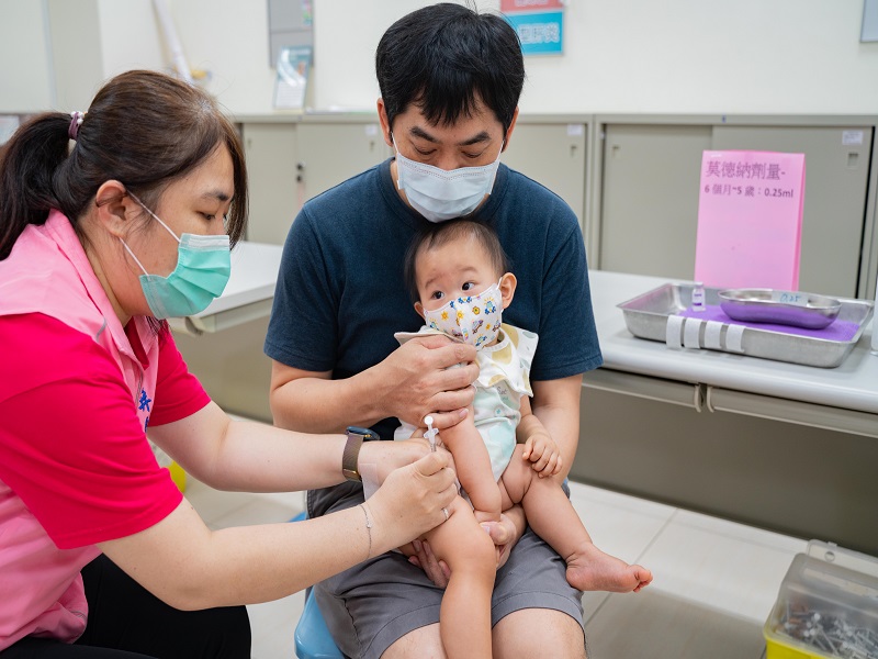 ▲疾管署5日公布幾年首見幼兒確診新冠亡 籲家長儘速攜幼兒接種XBB疫苗(圖:記者 黃婉柔 翻攝)
