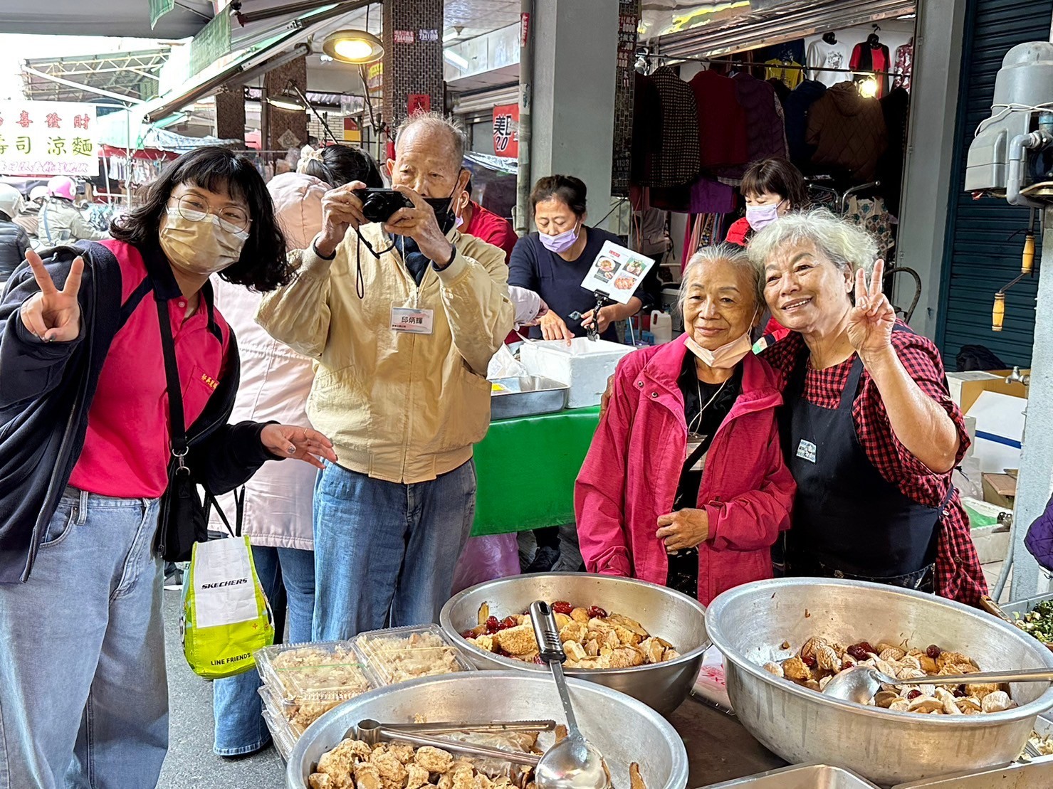 ▲邱爺爺拍花奶奶與市場攤販們互動(圖:記者 黃婉柔 翻攝)