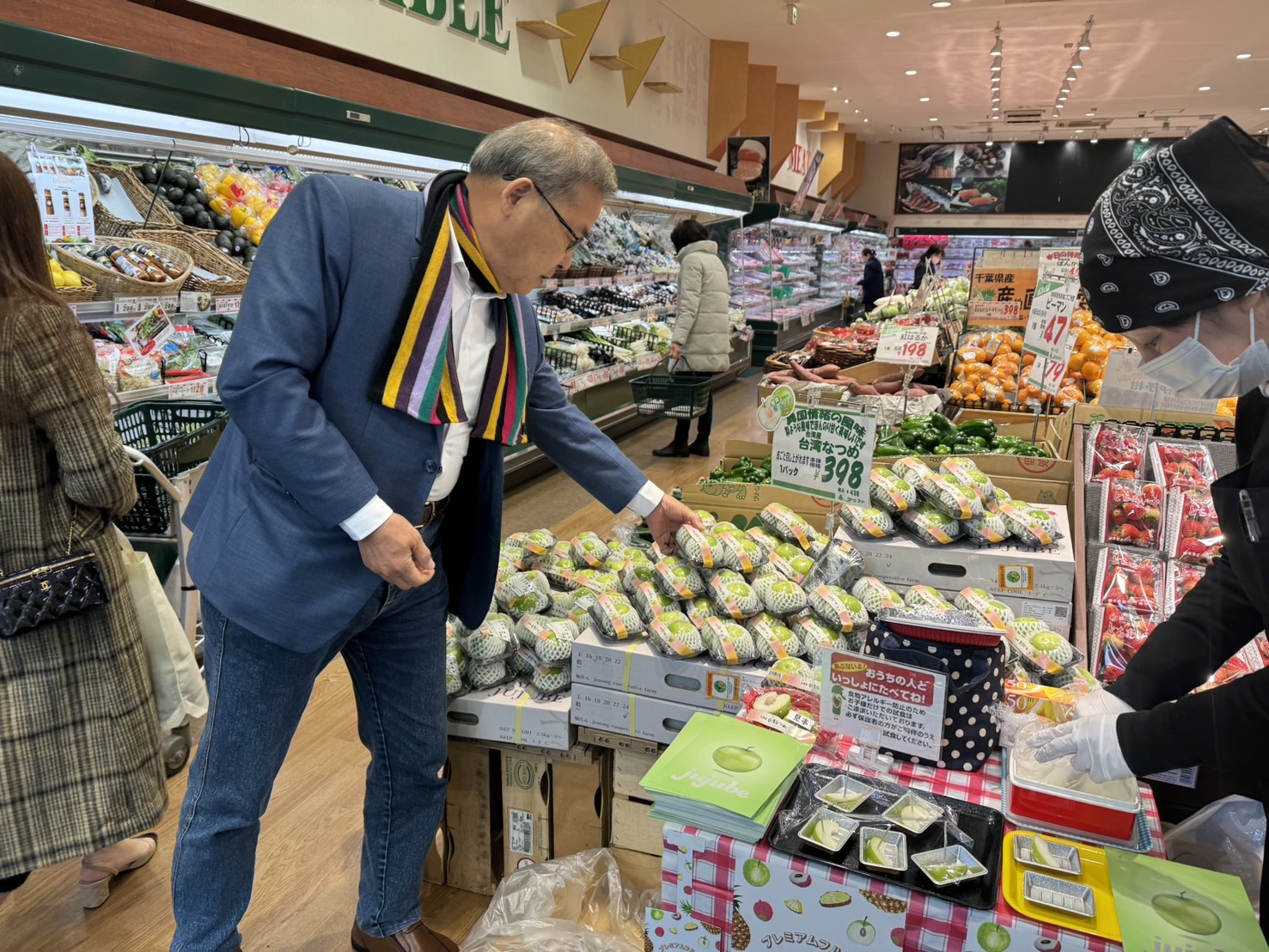 ▲農業局長張清榮視察蜜棗上架銷售情形(農業局提供)