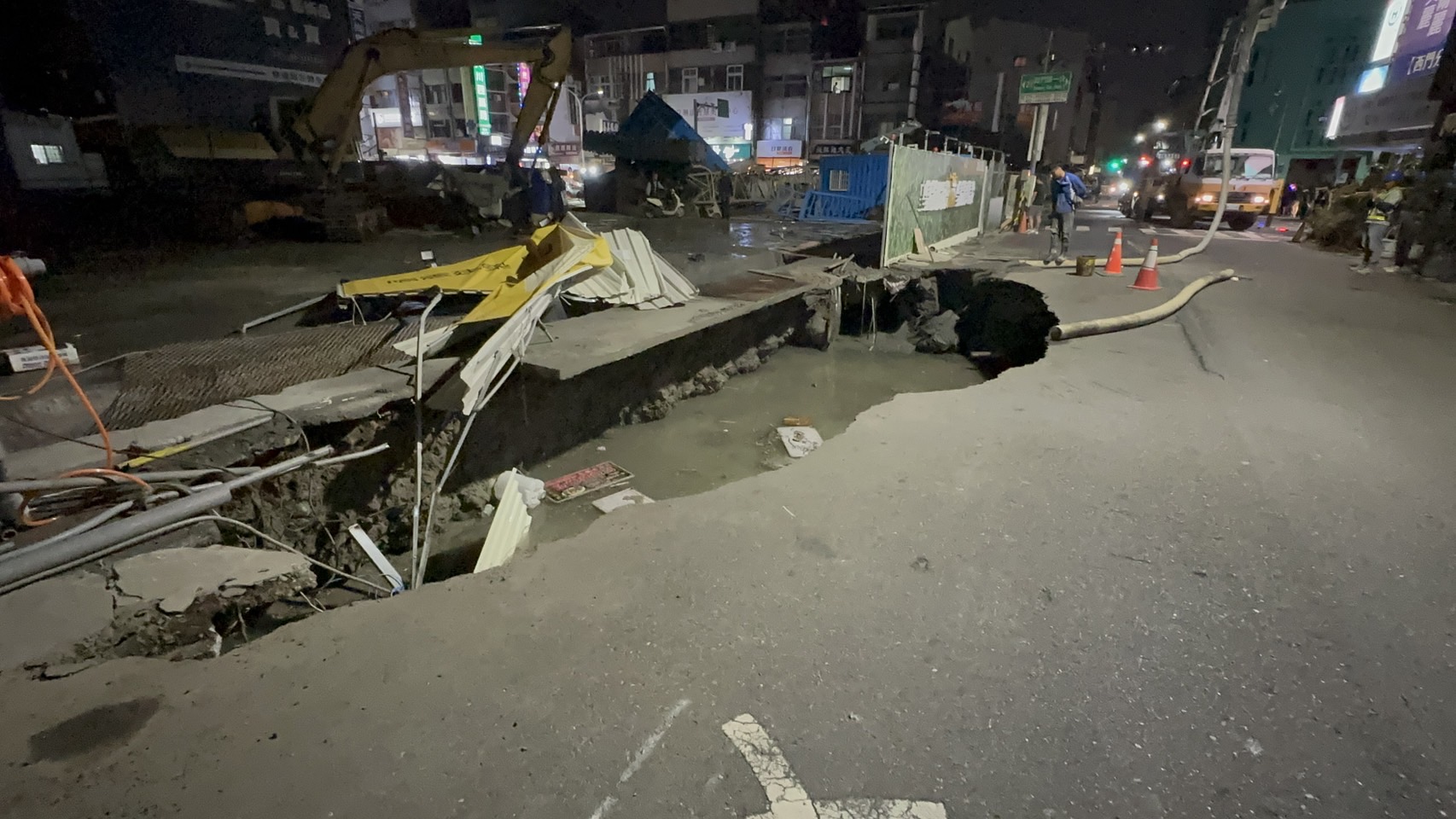 台南西門路與五妃街口的建案工地旁邊出現天坑,造成小貨車掉入,但把小貨車吊起來的大吊車,也因傾斜不穩,整輛車翻覆。記者陳聖璋/攝影