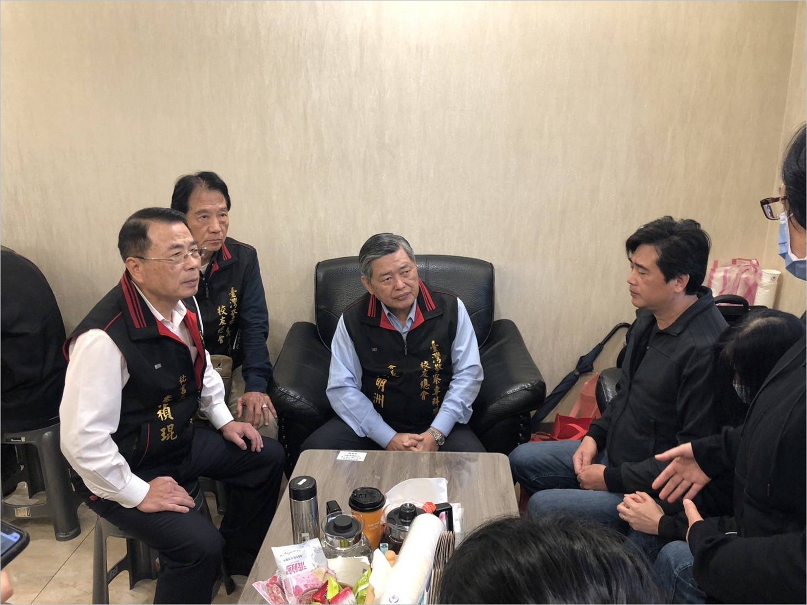 警專校友總會會長何明洲  率員慰問基隆警局殉職員家屬暨因公受傷警員廖訢恬並致贈慰問金
