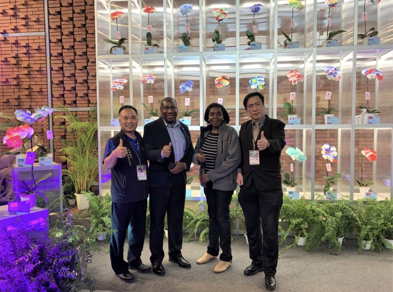 聖露西亞商工部長希波莉參訪台南 讚嘆台灣蘭花育種產業成熟