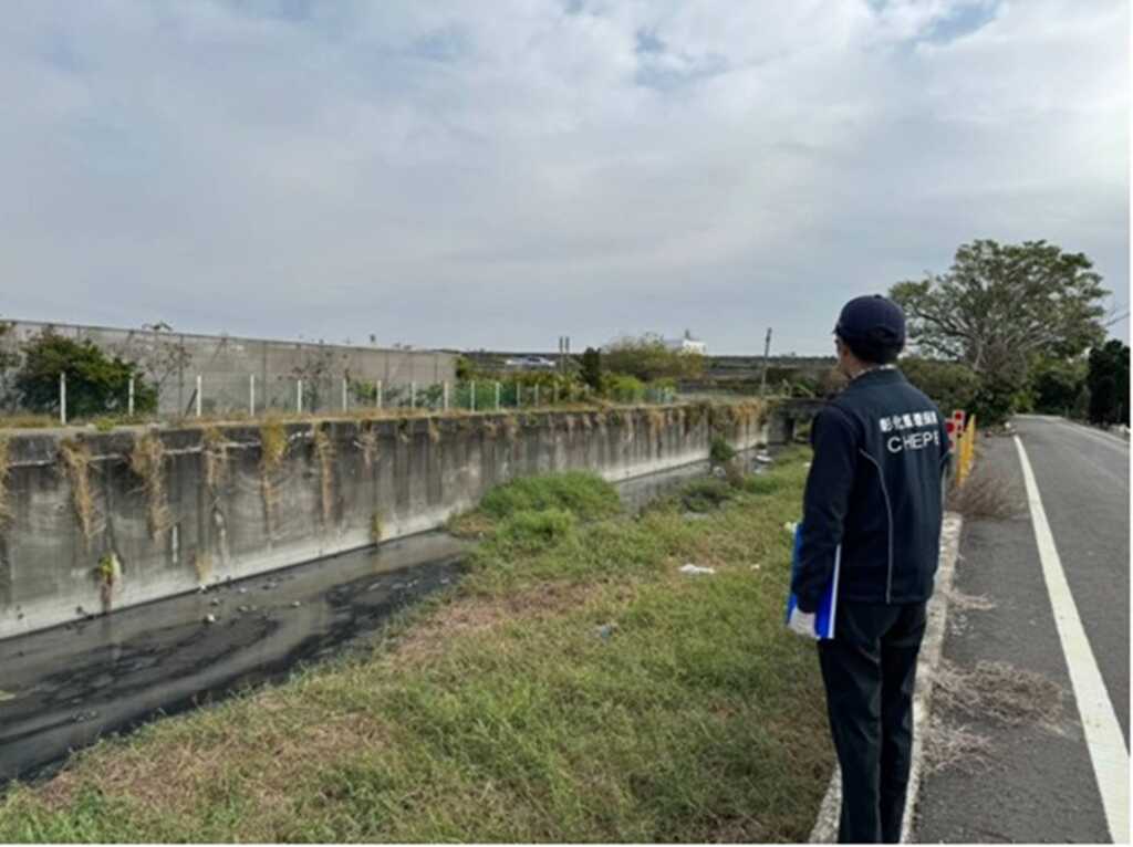 ▲大排水溝查核。(彰化縣環保局提供)
