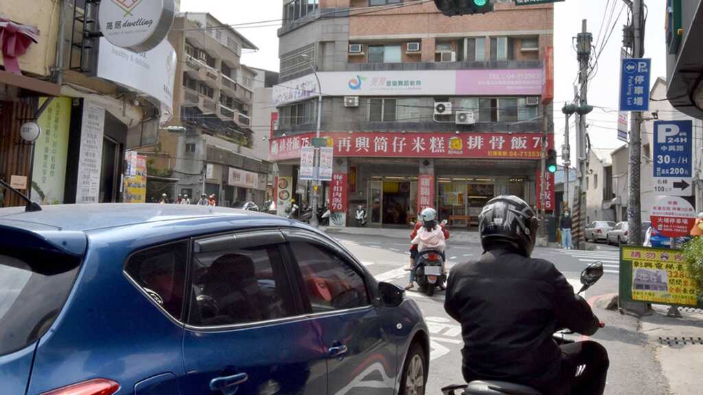 ▲彰基第二停車場出口直行中興路到前紅綠燈號誌有做調整。(彰基醫院提供)