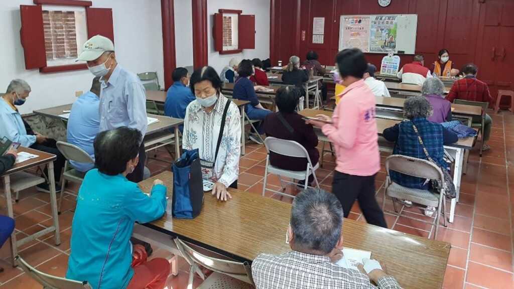 ▲節省高齡長輩前往監理站交通時間,又可免舟車勞頓之苦,活動同步宣導高齡交通安全觀念。(彰化監理站提供)