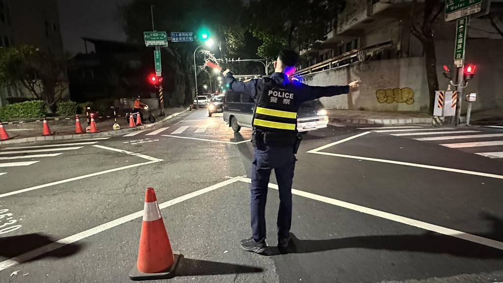 ▲為避免安全疑慮，台南市府工務局呼籲所有用路人避開附近路段。（台南市政府提供）