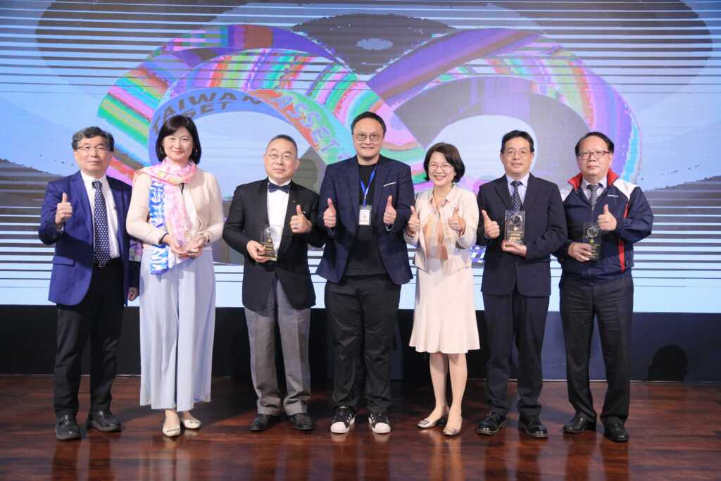 ▲鄭副市長與社會創新獎獲獎得主合影。(台中市政府提供)