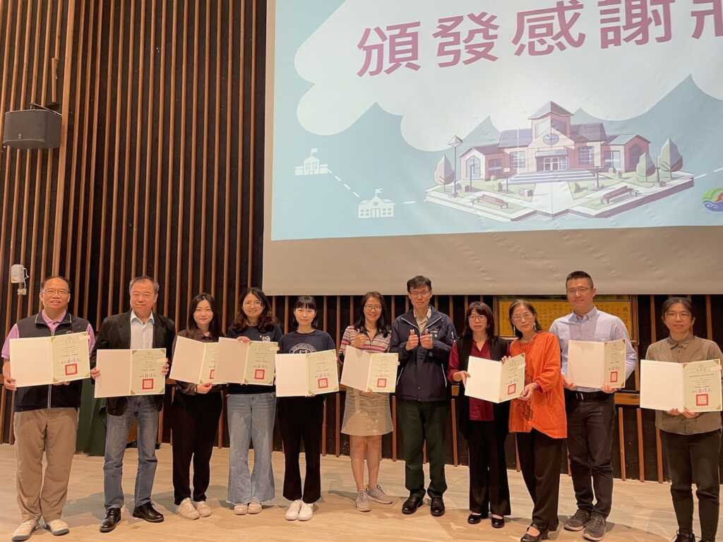 ▲蔣局長頒發感謝狀並與開課館院、大學合照。(台中市政府提供)