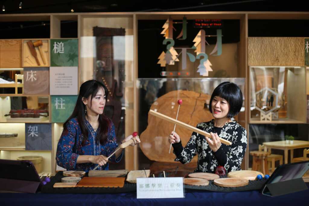 ▲「NanaFormosa擊樂二重奏」使用10多種與特展相關的臺灣原木「木樂器」來演奏作曲家邱浩源作品「山家穀雨」的精華選粹。(國立自然科學博物館提供)