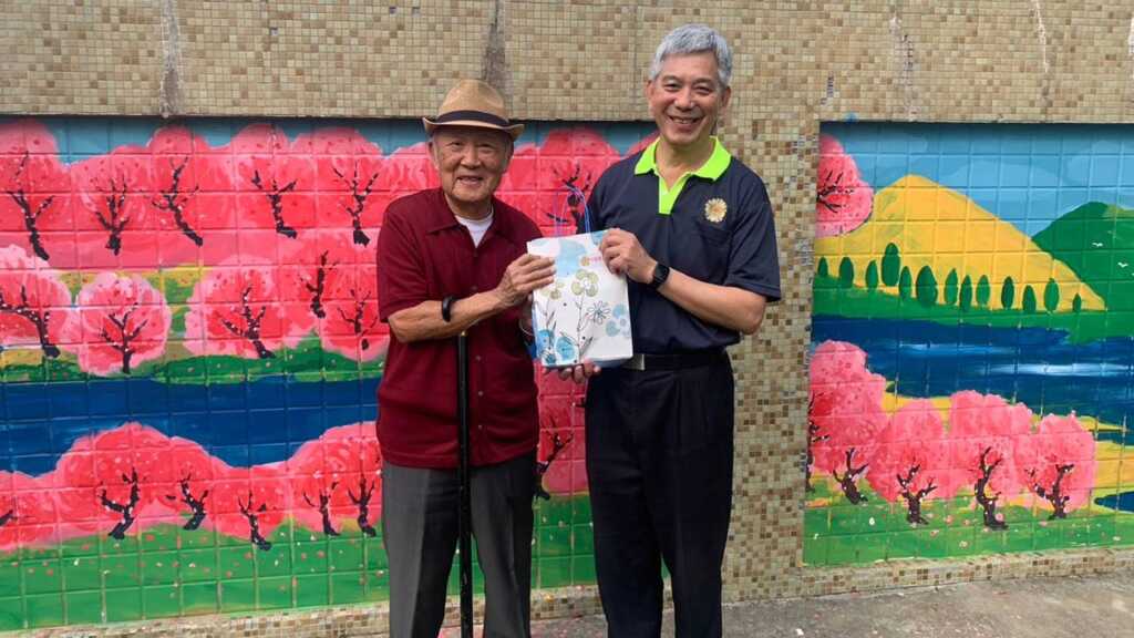 ▲中彰榮家主任呂德義表示,尤振海伯伯為榮家112年度模範榮民,多才多藝,主動提議彩繪牆面,打造成兼具藝術與榮家特色的景點。(記者林明佑翻攝)
