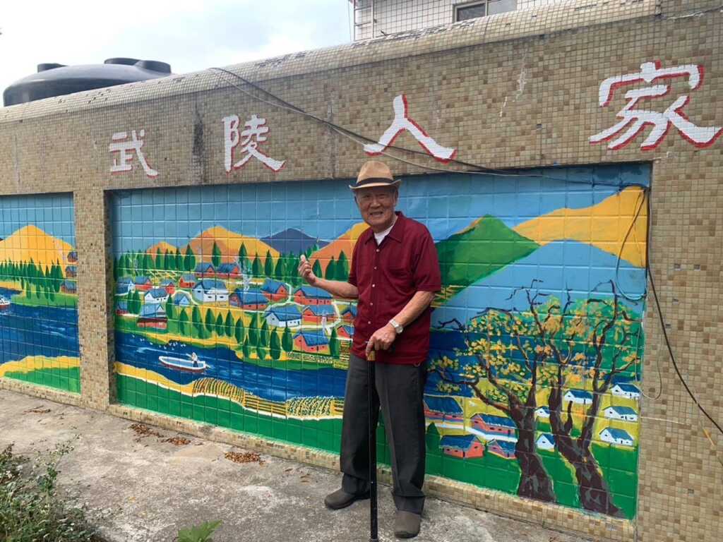 ▲尤振海伯伯表示,這幅武陵人的桃花源正是自己生活如同桃花源裡的日子是一派安寧,也希望藉由這個彩繪精神讓家區住民都能感同身受,安心的在榮家安養。(記者林明佑翻攝)