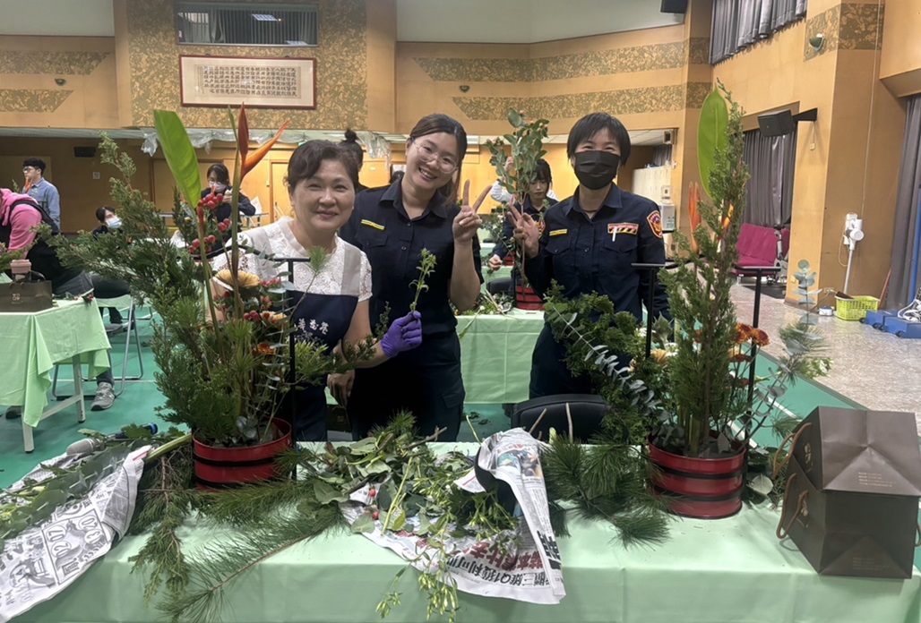 ▲圖說:迎接三八婦女節,中市警第四分局特別為女性同仁舉辦一場手作花藝慶祝活動 (圖/台中市政府提供)