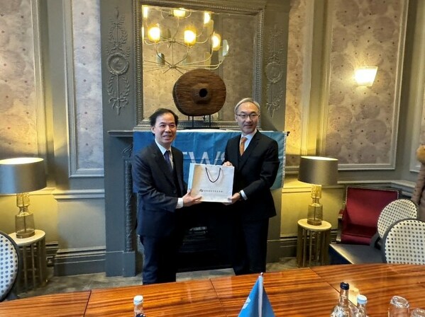 Chen-Shan Chang, Director-General of the Securities and Futures Bureau (Left) and Vincent Chin-Hsiang Yao, Taiwan’s representative for the UK (Right) Chen-Shan Chang, Director-General of the Securities and Futures Bureau (Left) and Vincent Chin-Hsiang Yao, Taiwan’s representative for the UK (Right)