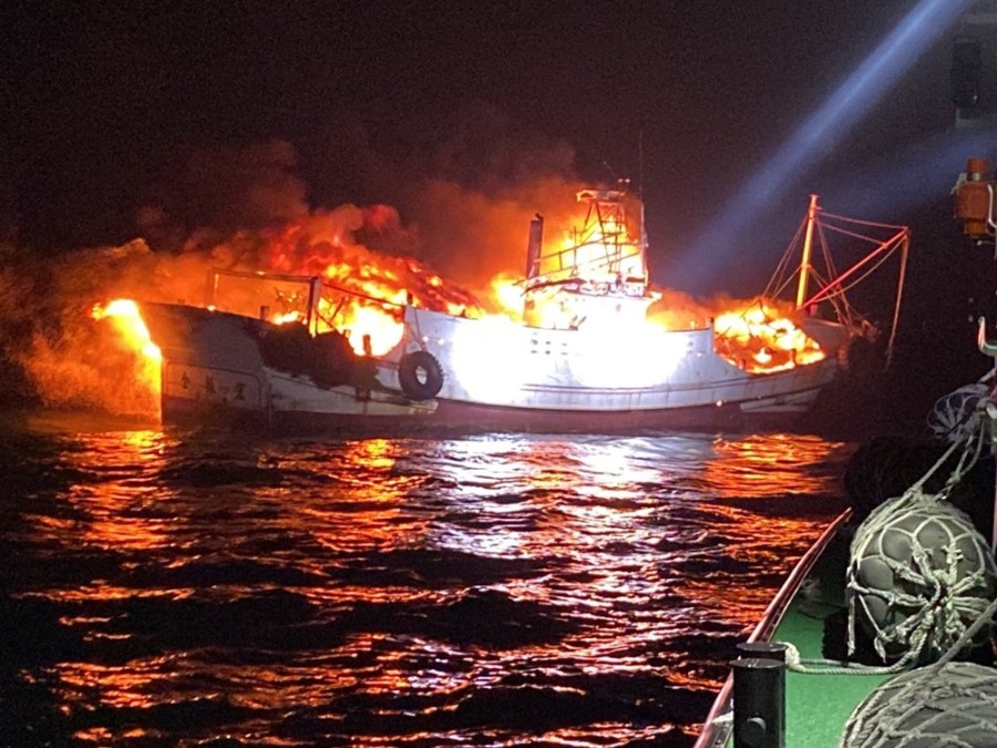 澎湖暗夜火燒船 5人跳海求生海巡艇馳援滅火 187 cnews204240306a03