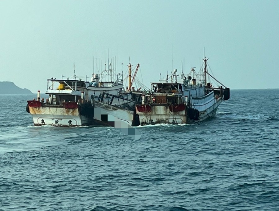 澎湖暗夜火燒船 5人跳海求生海巡艇馳援滅火 188 cnews204240306a04