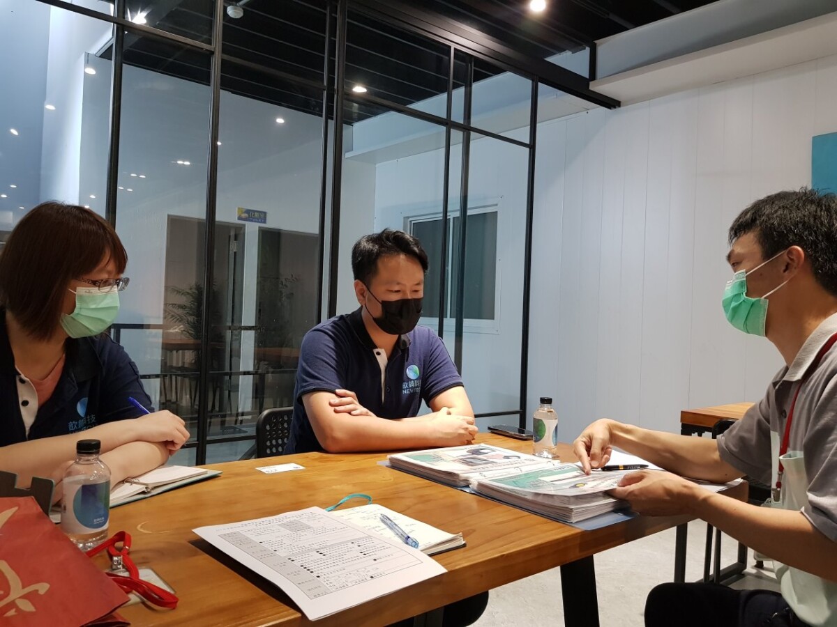 ▲委員說明職務再設計對中高齡者的優點。(中彰投分署提供)