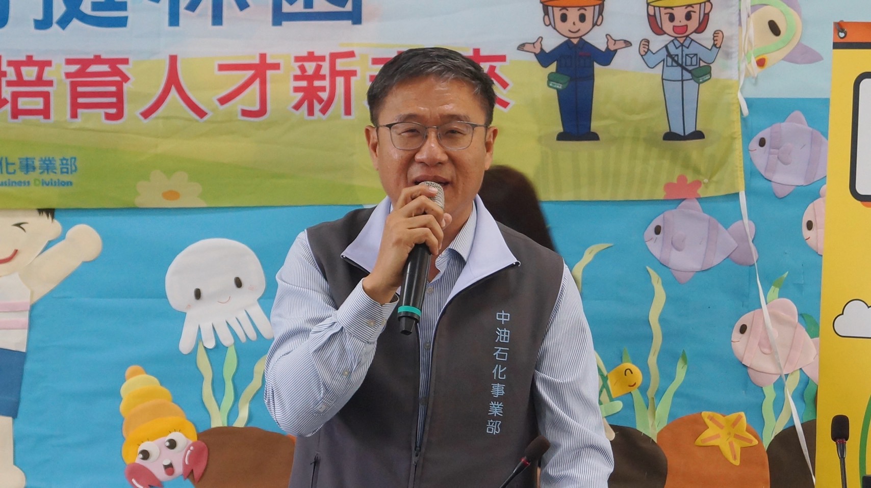 石化事業部捐10台電腦予中芸國小 資源活化創價值