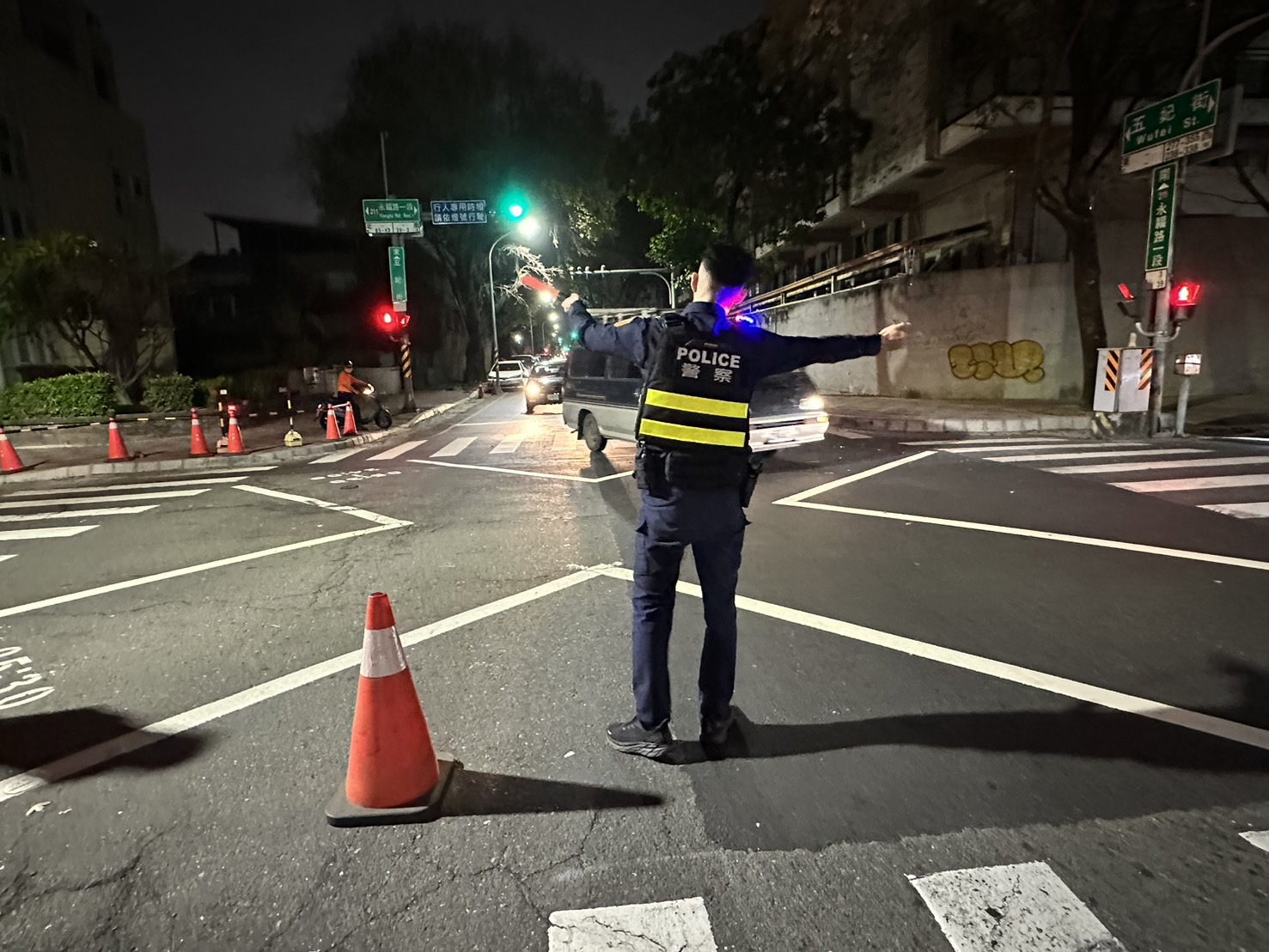臺南工地路面塌陷 小貨車掉落坑洞 所幸無人傷亡