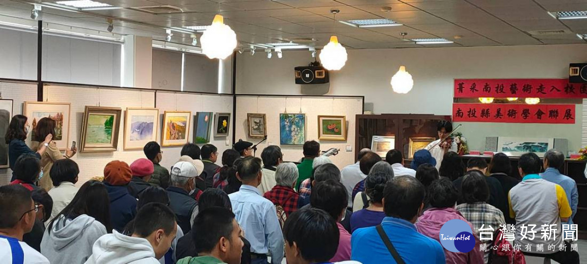 菁采南投‧藝術走入校園，南投縣美術學會聯展，衛道中學陳筳勳同學跨校小提琴演出，以娛嘉賓。