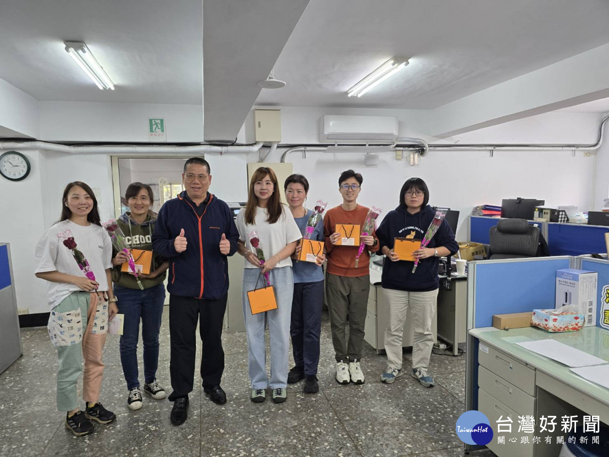 清水分局長蔡慶星致贈香氛皂禮盒及玫瑰花，慰勉女警辛勞。