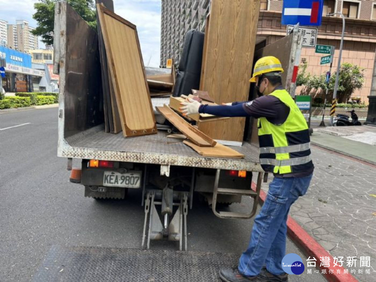 家戶垃圾及廢棄傢俱勿亂丟，找合法管道清運避免誤觸法網。