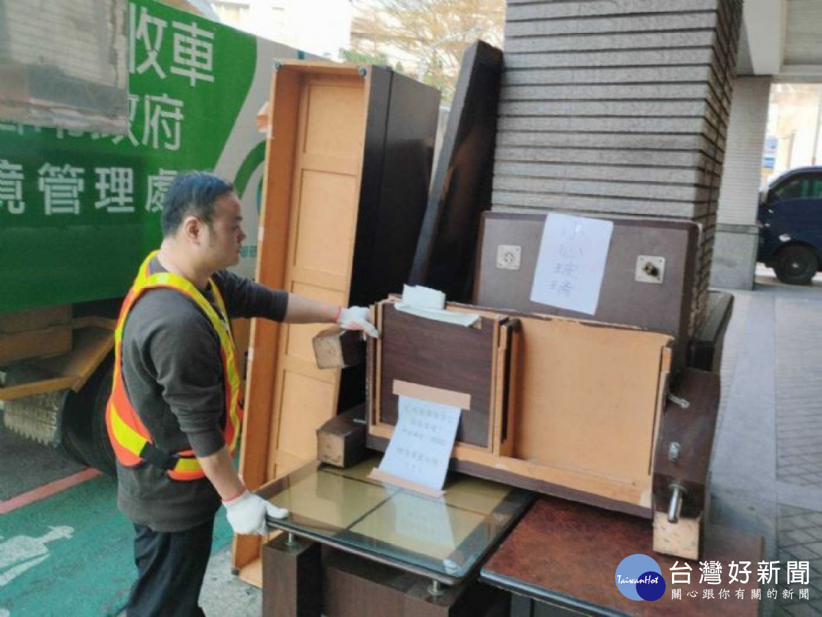 家戶垃圾及廢棄傢俱勿亂丟,找合法管道清運避免誤觸法網。