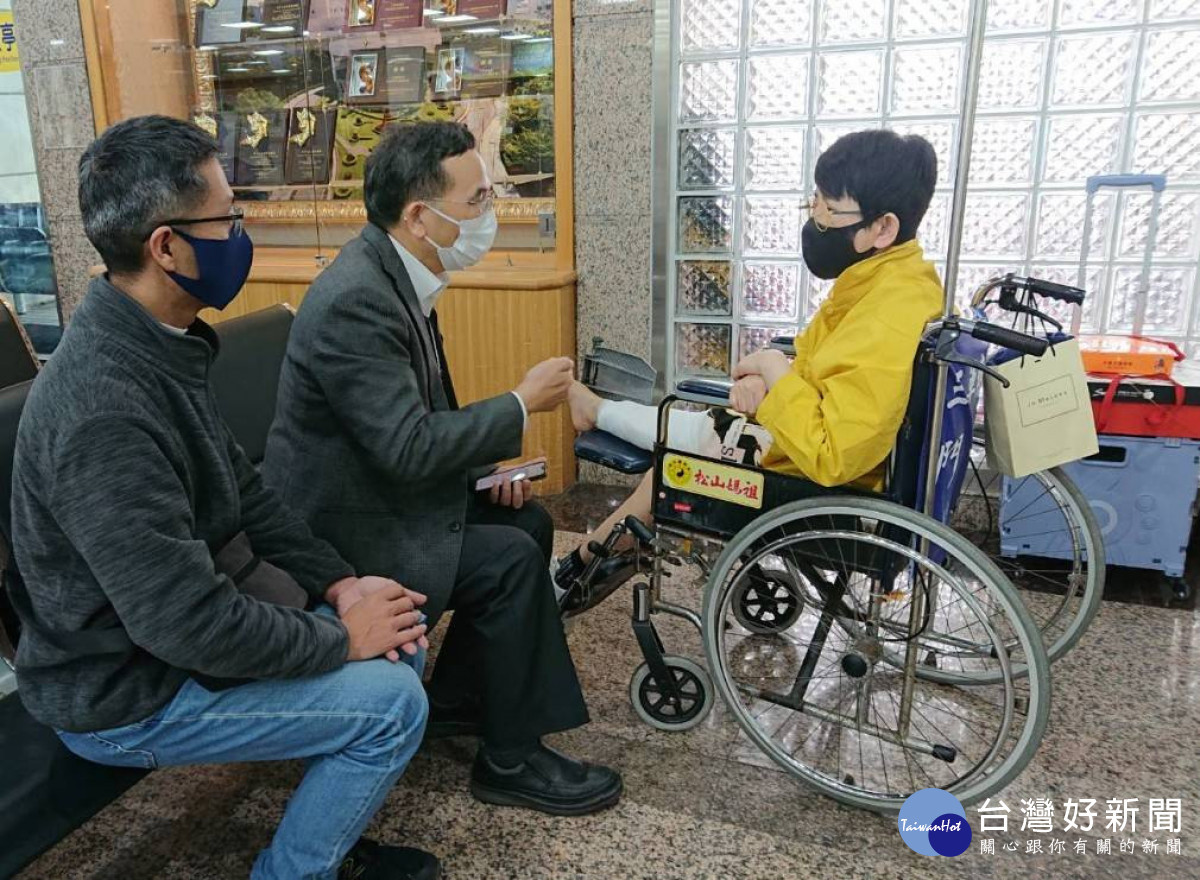市府都發局曾副局長與建設局許主秘探視受傷的周思潔