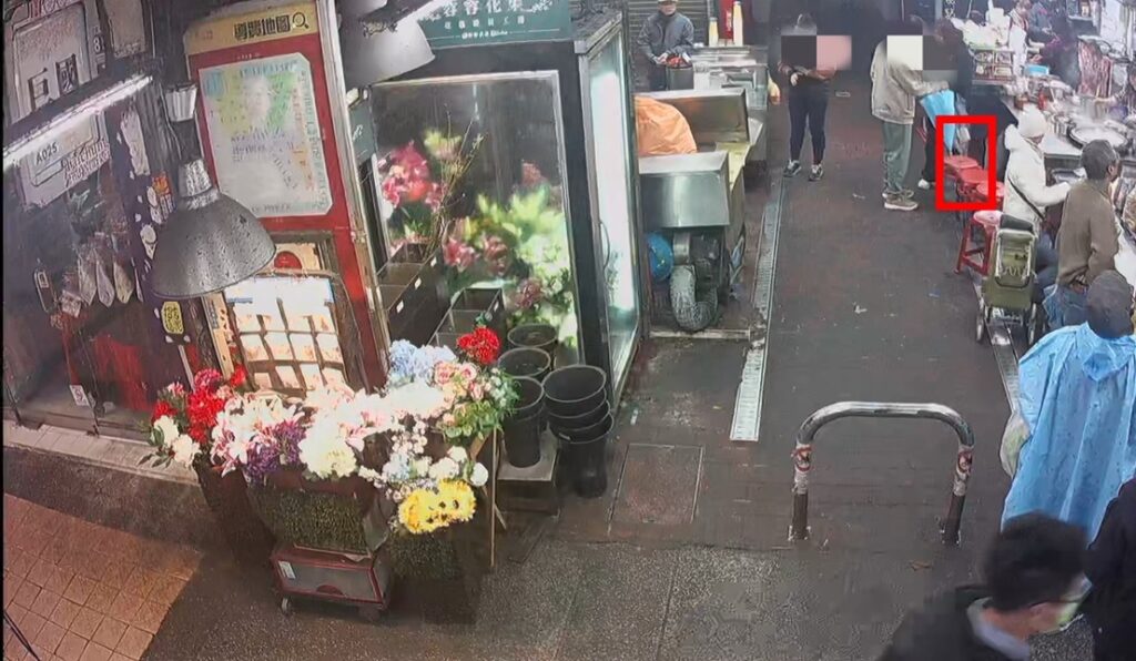 ▲圖說:外籍女大學的錢包順著衣服滑進所攜帶的雨傘內 (圖/台中市政府提供)