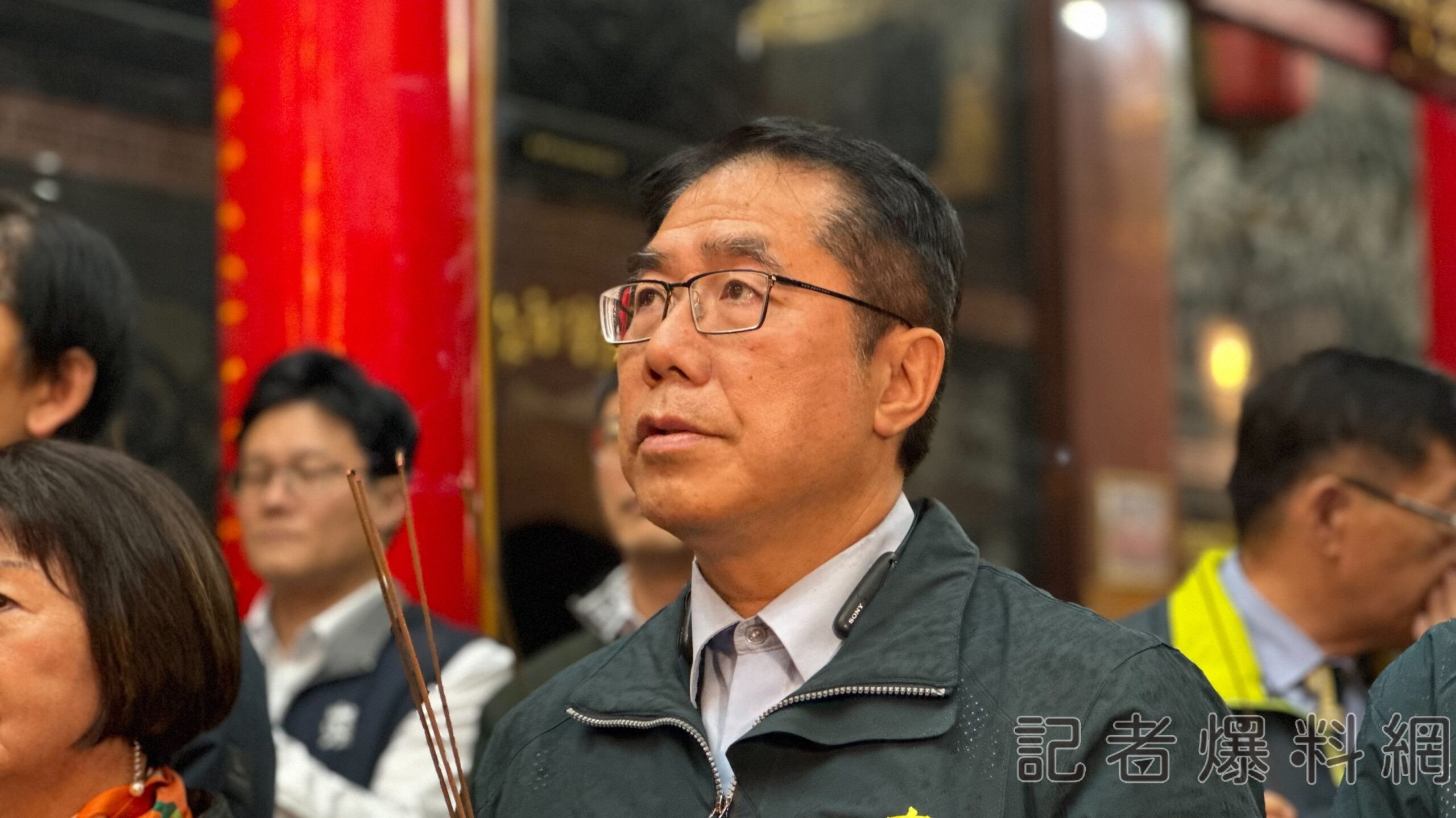 ▲黃偉哲至協助成立前進指揮所的「大寮玄良亭」進行參拜。（圖／記者金東天攝）