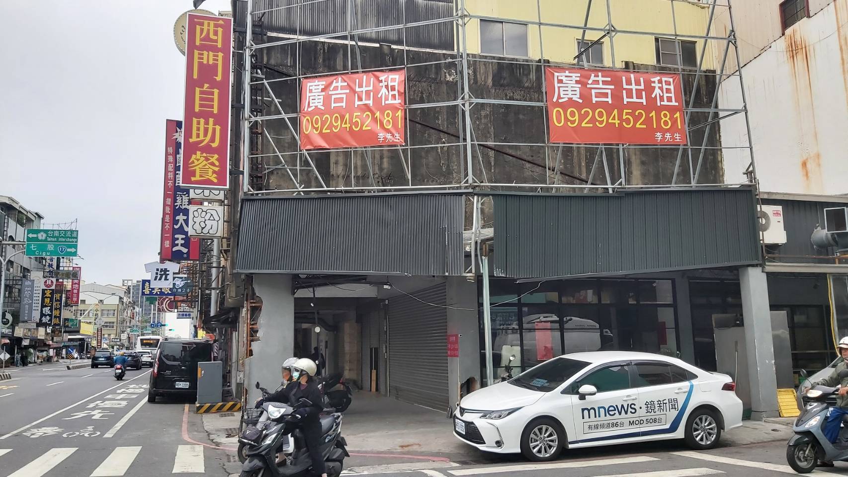 ▲因吊臂傾倒遭波及的民宅鐵厝(圖:記者 陳彥霖 攝影)