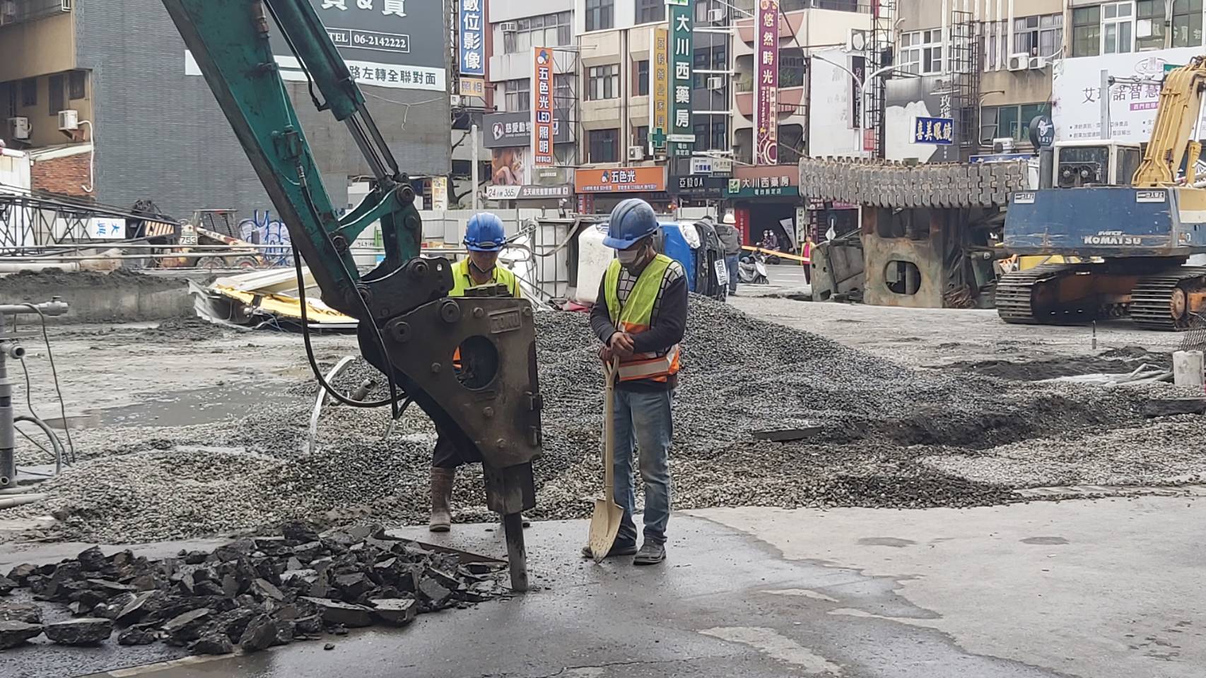 ▲坍塌處已連夜灌漿填平(圖:記者 陳彥霖 攝影)