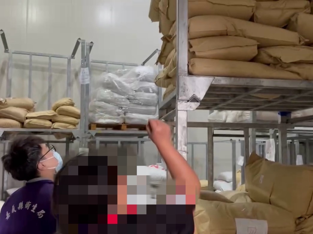 ▲衛生局稽查違規辣椒粉產品，責令業者回收問題產品，通知下架停售。（記者林詩涵翻攝）