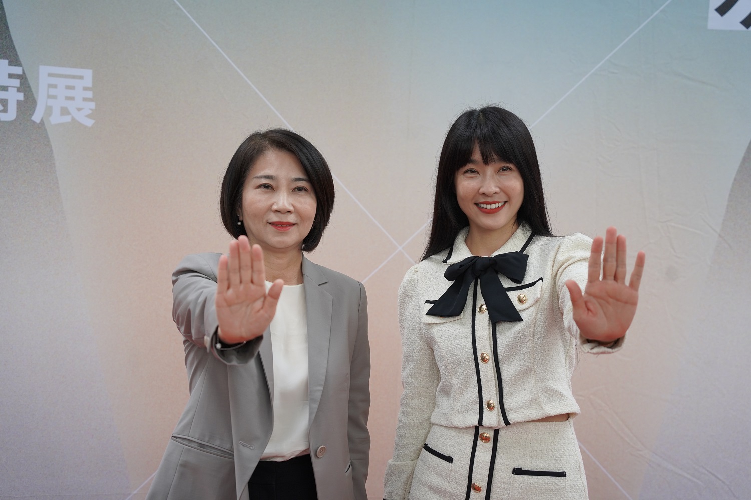 ▲縣長周春米、藝人小嫻宣示守護婦女人身安全(圖:記者 黃婉柔 翻攝)