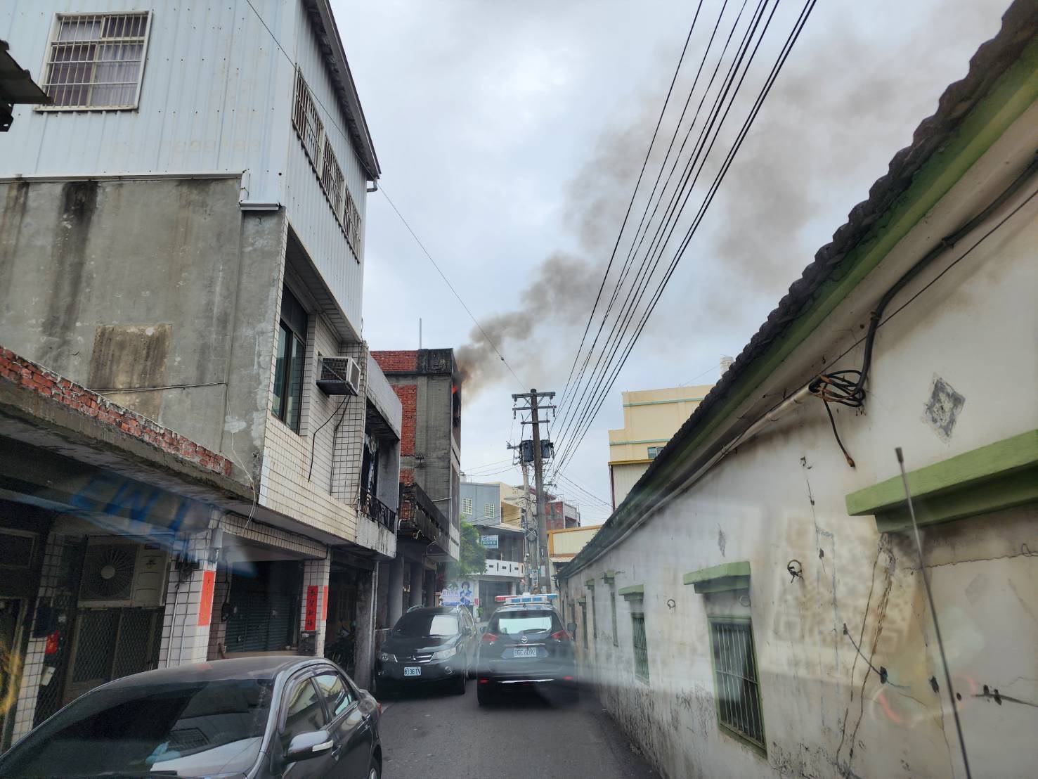 ▲彰化縣花壇鄉中山路一處民宅發生火警，火勢不斷從3樓竄出，獨居男子逃生不及，喪生火場，警方拉起封鎖線調查起火原因。（記者張溎壕翻攝）