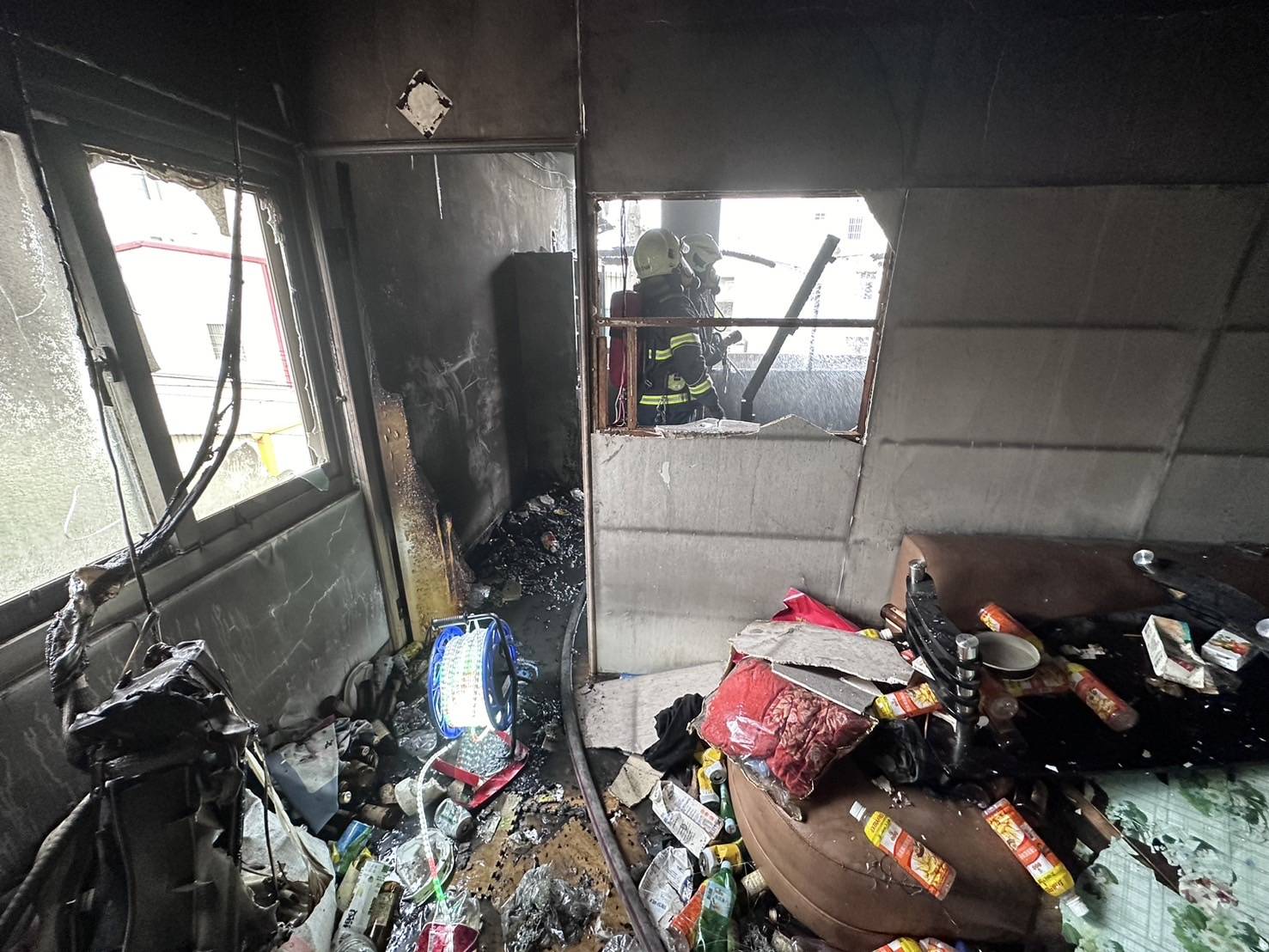 ▲彰化縣花壇鄉中山路一處民宅發生火警，火勢不斷從3樓竄出，獨居男子逃生不及，喪生火場，警方拉起封鎖線調查起火原因。（記者張溎壕翻攝）