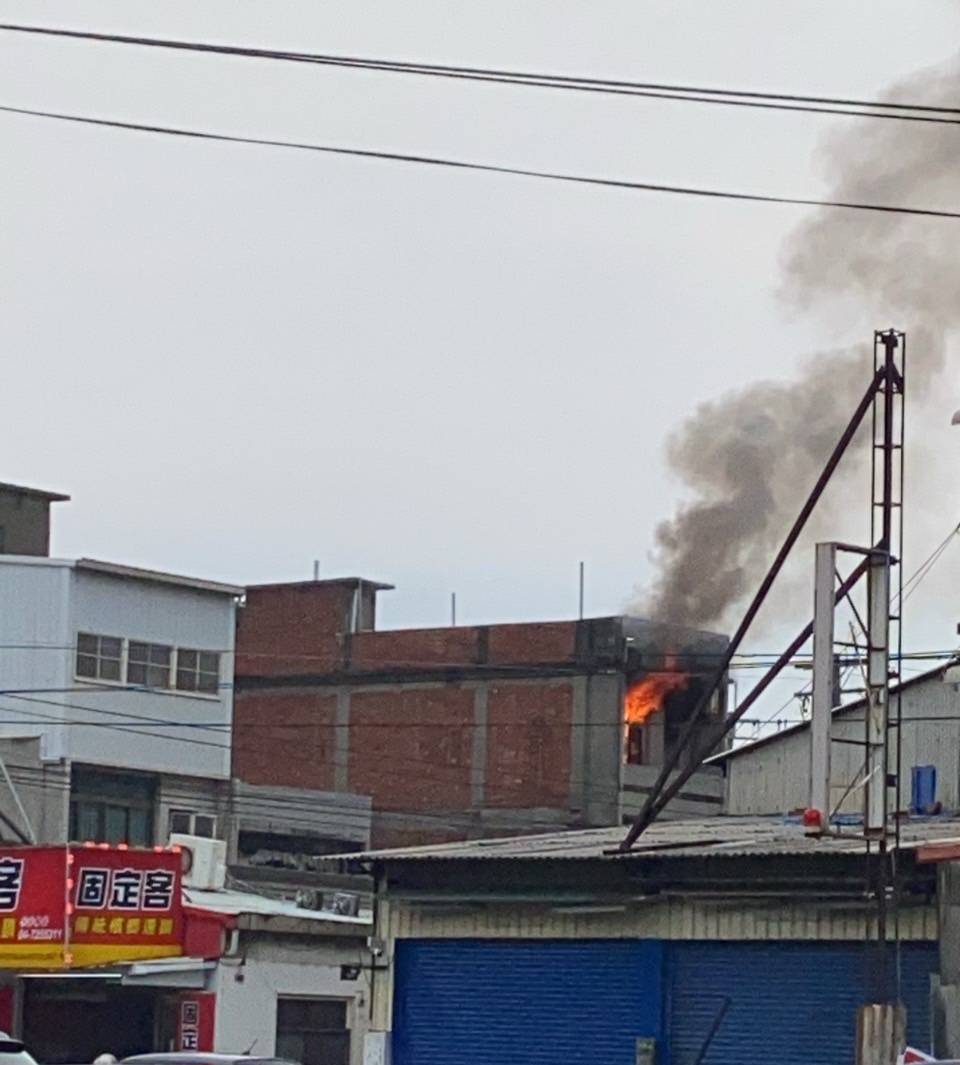 ▲彰化縣花壇鄉中山路一處民宅發生火警，火勢不斷從3樓竄出，獨居男子逃生不及，喪生火場，警方拉起封鎖線調查起火原因。（記者張溎壕翻攝）