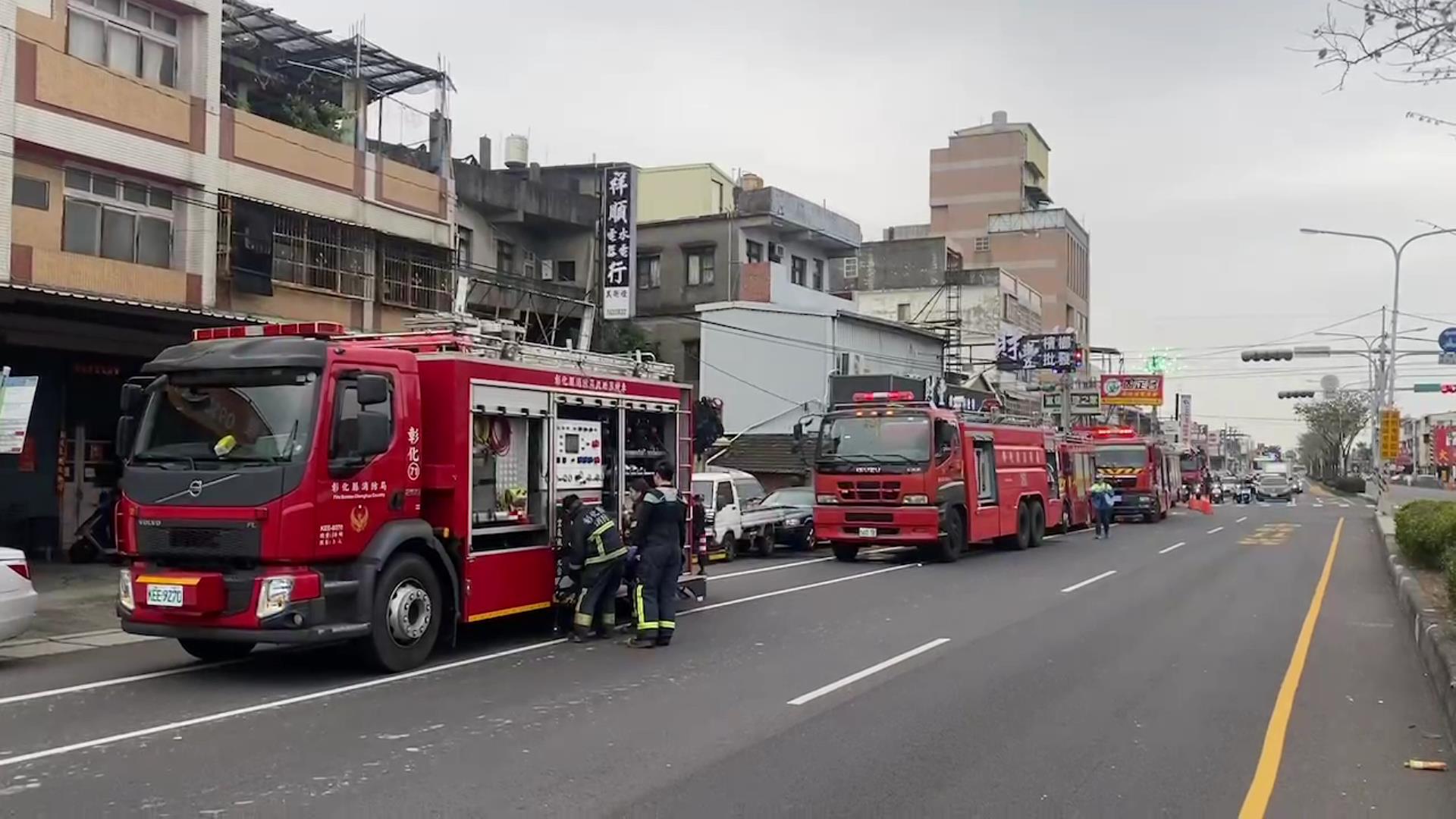 ▲彰化縣花壇鄉中山路一處民宅發生火警，火勢不斷從3樓竄出，獨居男子逃生不及，喪生火場，警方拉起封鎖線調查起火原因。（記者張溎壕翻攝）
