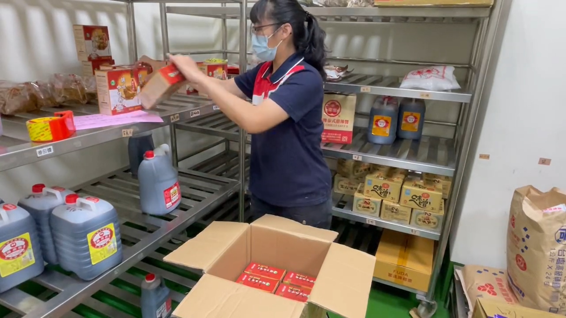 ▲中國辣椒粉風波延燒,彰化縣學校午餐全面暫停使用辣椒粉及咖哩粉等調味料,自辦午餐學校也將現有的辣椒粉、咖哩粉等香料食材封存。(彰化縣政府提供)