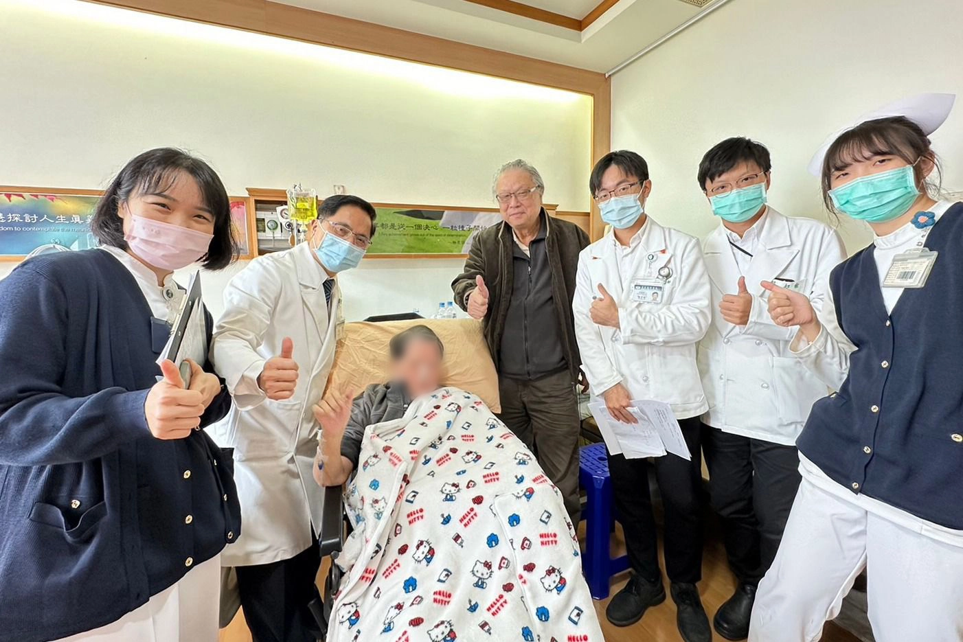 花蓮慈院林欣榮院長(左二)安排梁女士(中)進行中西醫合療計畫,並為梁女士加油打氣。